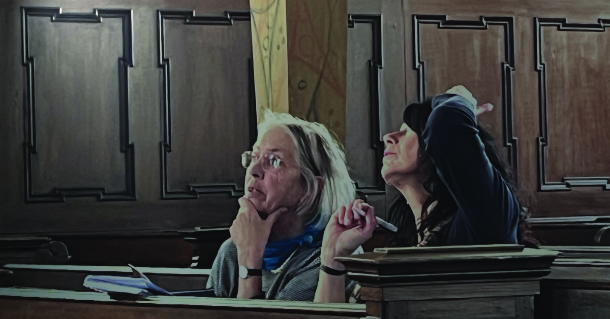 Foto von zwei Frauen in einer Kirchenbank, die beide nach oben schauen