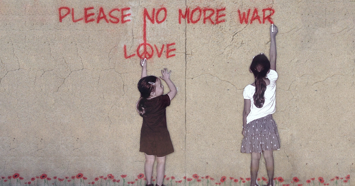Grafittimotiv zwei Mädchen sprühen an eine Wand: "Please no more war" sowie "LOVE"