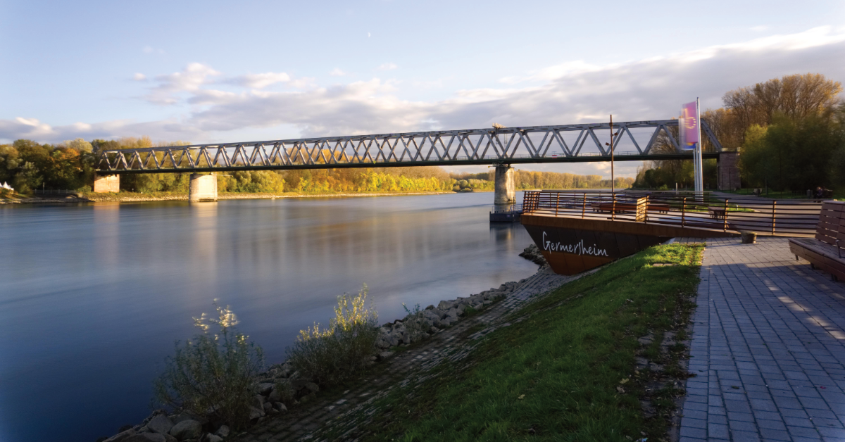 Foto einer Rheinbrücke bei Germersheim
